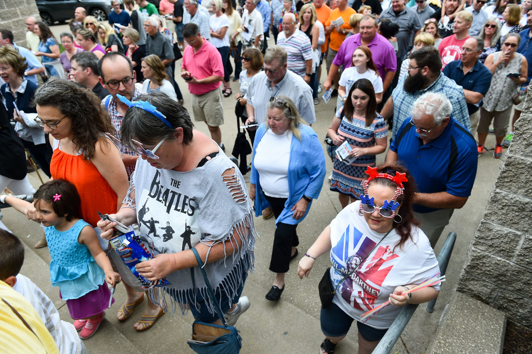 061219-McCartney-Fans-026a.JPG
